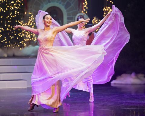 Christmas in the Air is a first-class family ‘snow globe come to life’ experience, featuring a cast of awe-inspiring synchronized high-kicking Rockette-style dancers, along with world-class singers and actors.